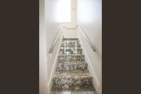 Casa para alugar com 300m², 4 quartos e 4 vagas Casa para alugar com 300m², 4 quartos e 4 vagasEscada