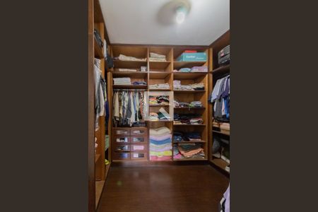 Casa à venda com 225m², 3 quartos e 3 vagas Casa à venda com 225m², 3 quartos e 3 vagasCloset da Suíte