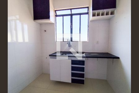 Cozinha  de apartamento à venda com 2 quartos, 48m² em Sagrada Família, Belo Horizonte