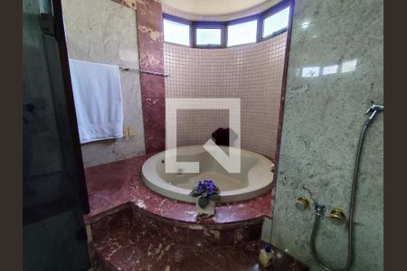 Apartamento à venda com 240m², 4 quartos e 3 vagas Apartamento à venda com 240m², 4 quartos e 3 vagasSuíte 2 Banheiro