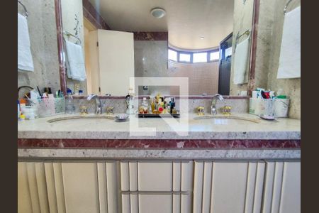 Apartamento à venda com 240m², 4 quartos e 3 vagas Apartamento à venda com 240m², 4 quartos e 3 vagasSuíte 2 Banheiro