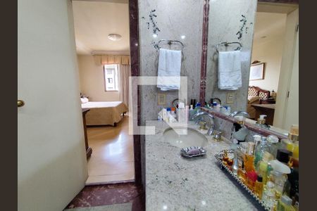 Apartamento à venda com 240m², 4 quartos e 3 vagas Apartamento à venda com 240m², 4 quartos e 3 vagasSuíte 2 Banheiro