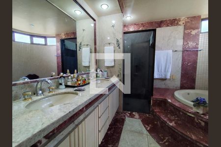 Apartamento à venda com 240m², 4 quartos e 3 vagas Apartamento à venda com 240m², 4 quartos e 3 vagasSuíte 2 Banheiro