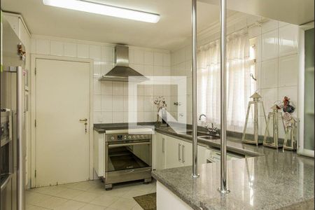 Casa à venda com 4 quartos, 272m² em Vila Sonia, São Paulo