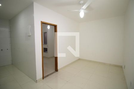 Sala de apartamento para alugar com 1 quarto, 32m² em Olaria, Rio de Janeiro