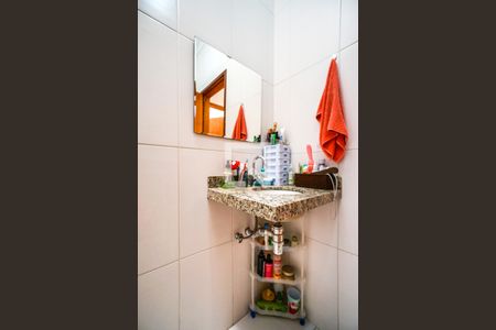 Casa de condomínio à venda com 68m², 3 quartos e 1 vaga Casa de condomínio à venda com 68m², 3 quartos e 1 vagaBanheiro social