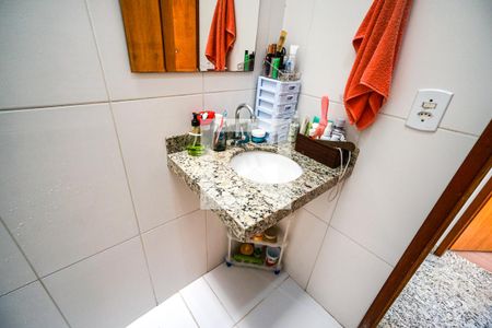 Casa de condomínio à venda com 68m², 3 quartos e 1 vaga Casa de condomínio à venda com 68m², 3 quartos e 1 vagaBanheiro social