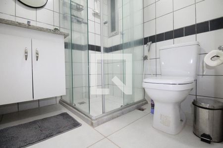 Banheiro de apartamento para alugar com 1 quarto, 45m² em Itaigara, Salvador