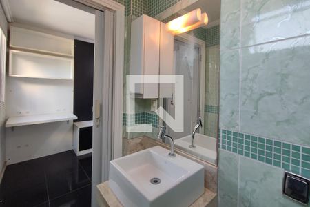 Banheiro de apartamento à venda com 1 quarto, 49m² em Cambuí, Campinas