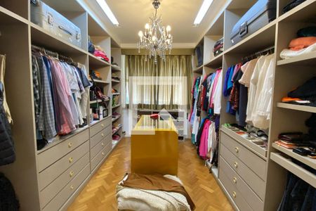 Apartamento à venda com 440m², 6 quartos e 2 vagas Apartamento à venda com 440m², 6 quartos e 2 vagasQuarto 1 - Closet