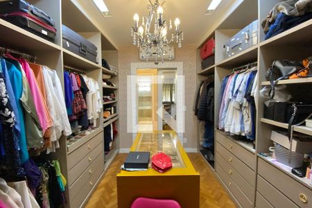 Apartamento à venda com 440m², 6 quartos e 2 vagas Apartamento à venda com 440m², 6 quartos e 2 vagasQuarto 1 - Closet