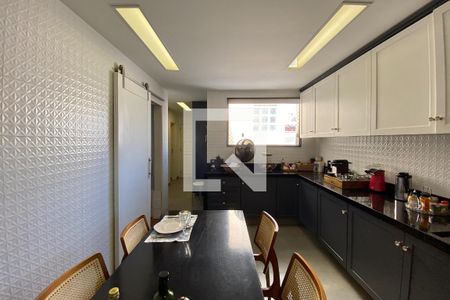 Apartamento à venda com 440m², 6 quartos e 2 vagas Apartamento à venda com 440m², 6 quartos e 2 vagasCozinha