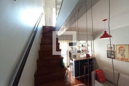 Escada  de kitnet/studio para alugar com 1 quarto, 54m² em Centro, Campinas