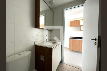 Banheiro de kitnet/studio para alugar com 1 quarto, 27m² em Mirandópolis, São Paulo