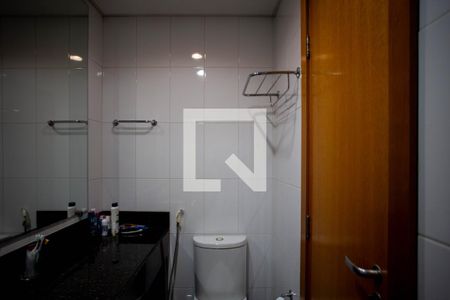 Banheiro de kitnet/studio para alugar com 1 quarto, 39m² em Lourdes, Belo Horizonte