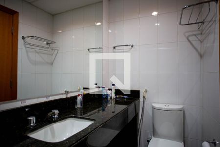 Banheiro de kitnet/studio para alugar com 1 quarto, 39m² em Lourdes, Belo Horizonte