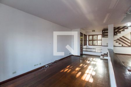 Sala de TV de casa de condomínio para alugar com 6 quartos, 537m² em Alphaville, Santana de Parnaíba