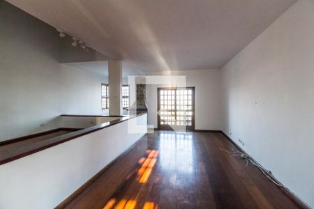 Sala de TV de casa de condomínio para alugar com 6 quartos, 537m² em Alphaville, Santana de Parnaíba