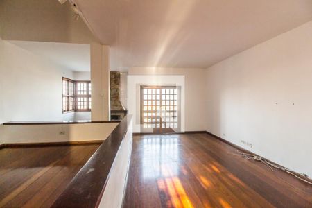 Sala de TV de casa de condomínio para alugar com 6 quartos, 537m² em Alphaville, Santana de Parnaíba