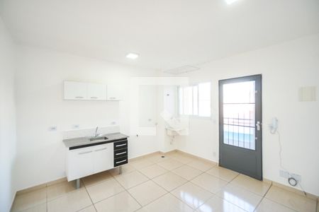 Sala e cozinha de apartamento para alugar com 1 quarto, 28m² em Chácara Santo Antônio (zona Leste), São Paulo