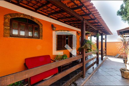 Casa à venda com 450m², 4 quartos e 2 vagas Casa à venda com 450m², 4 quartos e 2 vagasvaranda