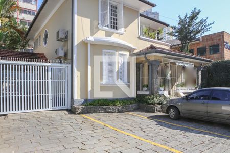 Casa à venda com 520m², 6 quartos e 16 vagas Casa à venda com 520m², 6 quartos e 16 vagasFachada