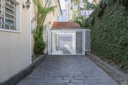 Casa à venda com 520m², 6 quartos e 16 vagas Casa à venda com 520m², 6 quartos e 16 vagasQuintal e Garagem