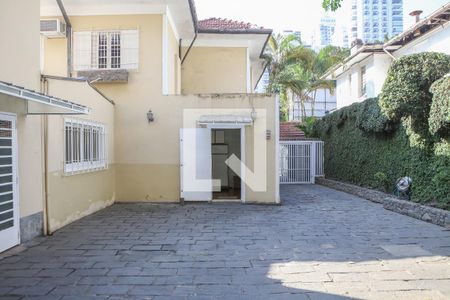 Casa à venda com 520m², 6 quartos e 16 vagas Casa à venda com 520m², 6 quartos e 16 vagasQuintal e Garagem