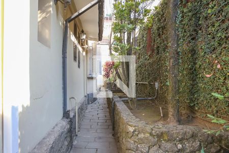 Casa à venda com 520m², 6 quartos e 16 vagas Casa à venda com 520m², 6 quartos e 16 vagasCorredor Externo