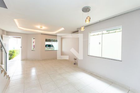 Sala de casa à venda com 3 quartos, 180m² em Piratininga, Niterói