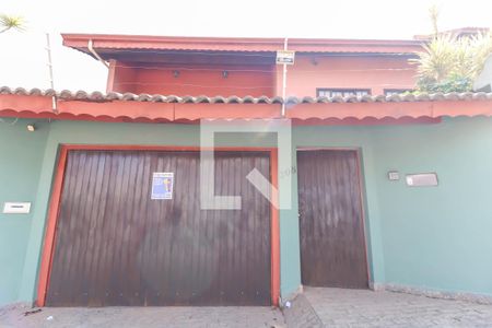 Casa à venda com 408m², 4 quartos e 2 vagas Casa à venda com 408m², 4 quartos e 2 vagasFachada