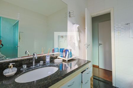 Casa de condomínio à venda com 560m², 5 quartos e 6 vagas Casa de condomínio à venda com 560m², 5 quartos e 6 vagasBanheiro da Suíte 1