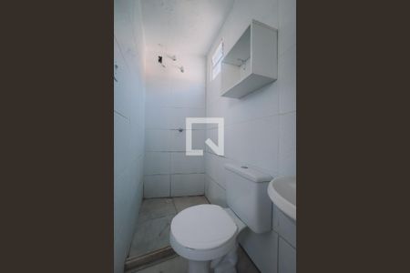 Banheiro de kitnet/studio para alugar com 1 quarto, 21m² em Engenho Velho de Brotas, Salvador