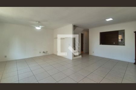 Sala de casa de condomínio para alugar com 4 quartos, 280m² em Recreio dos Bandeirantes, Rio de Janeiro