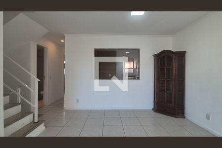 Sala de casa de condomínio para alugar com 4 quartos, 280m² em Recreio dos Bandeirantes, Rio de Janeiro