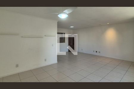 Sala de casa de condomínio para alugar com 4 quartos, 280m² em Recreio dos Bandeirantes, Rio de Janeiro