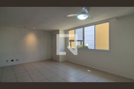 Sala de casa de condomínio para alugar com 4 quartos, 280m² em Recreio dos Bandeirantes, Rio de Janeiro