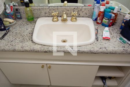 Apartamento para alugar com 214m², 4 quartos e 3 vagas Apartamento para alugar com 214m², 4 quartos e 3 vagasBanheiro da Suíte 2