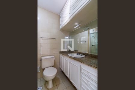 Apartamento para alugar com 242m², 4 quartos e 4 vagas Apartamento para alugar com 242m², 4 quartos e 4 vagasBanheiro da Suíte 1