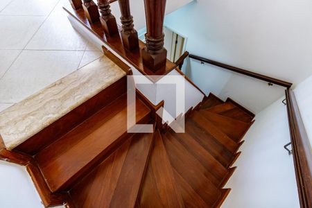 Apartamento para alugar com 242m², 4 quartos e 4 vagas Apartamento para alugar com 242m², 4 quartos e 4 vagasEscada