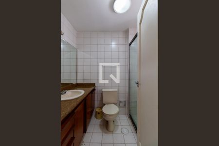 Apartamento para alugar com 242m², 4 quartos e 4 vagas Apartamento para alugar com 242m², 4 quartos e 4 vagasBanheiro da Suíte 2
