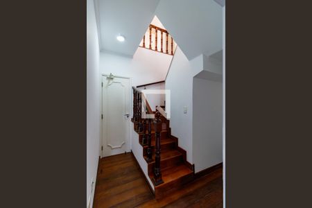 Apartamento para alugar com 242m², 4 quartos e 4 vagas Apartamento para alugar com 242m², 4 quartos e 4 vagasEscada