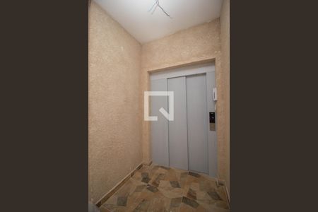 Hall social - Elevador de apartamento para alugar com 2 quartos, 40m² em Jardim Mangalot, São Paulo