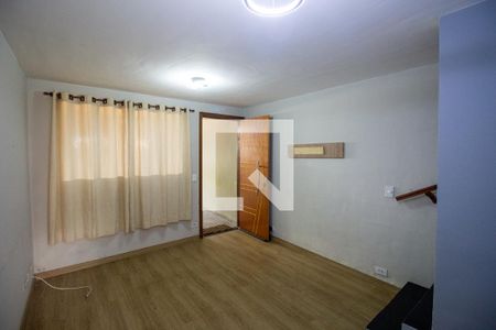 Sala de casa à venda com 2 quartos, 70m² em Vila Carmosina, São Paulo