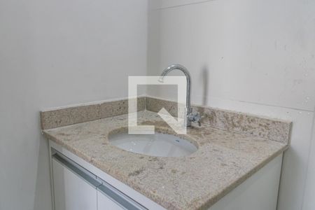 Banheiro de apartamento para alugar com 1 quarto, 42m² em Jardim Tupanci, Barueri