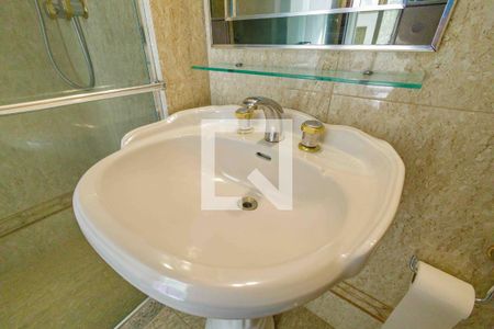 Apartamento à venda com 121m², 4 quartos e 2 vagas Apartamento à venda com 121m², 4 quartos e 2 vagasBanheiro da Suíte