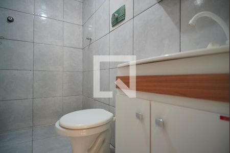 Banheiro de kitnet/studio para alugar com 1 quarto, 38m² em Rubem Berta, Porto Alegre