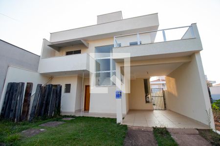 Casa de condomínio para alugar com 180m², 3 quartos e 4 vagas Casa de condomínio para alugar com 180m², 3 quartos e 4 vagasFachada