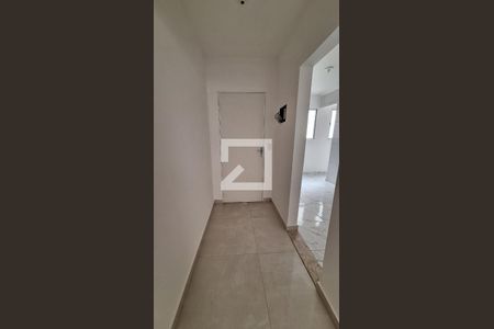 Corredor de apartamento para alugar com 2 quartos, 57m² em Vila Bruno, Itaquaquecetuba