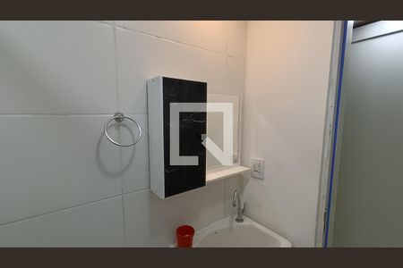 Banheiro de kitnet/studio para alugar com 1 quarto, 28m² em Vila Hortência, Sorocaba